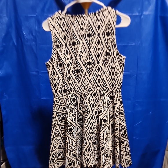 SANS Soucy Black and White Geometric Pattern Timeless Dress - Picture 3 of 7
